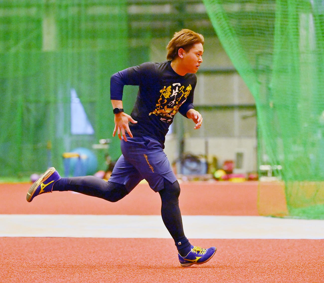 自主トレを公開し、室内でランニングするオリックス宮城（撮影・和賀正仁）