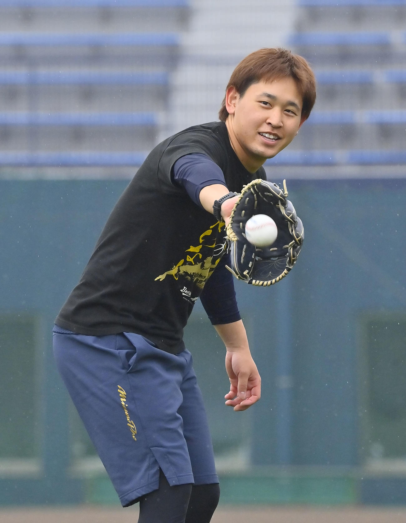 自主トレを公開し、笑顔でキャッチボールするオリックス宮城（撮影・和賀正仁）