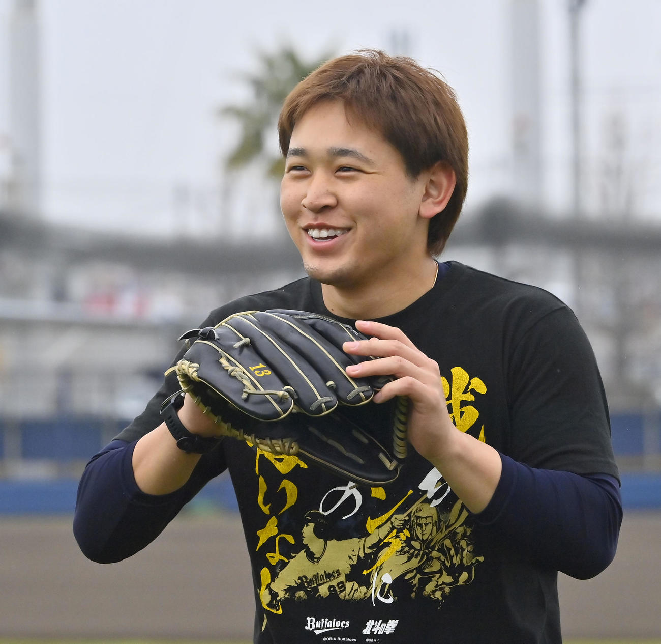 自主トレを公開し、笑顔でキャッチボールするオリックス宮城（撮影・和賀正仁）
