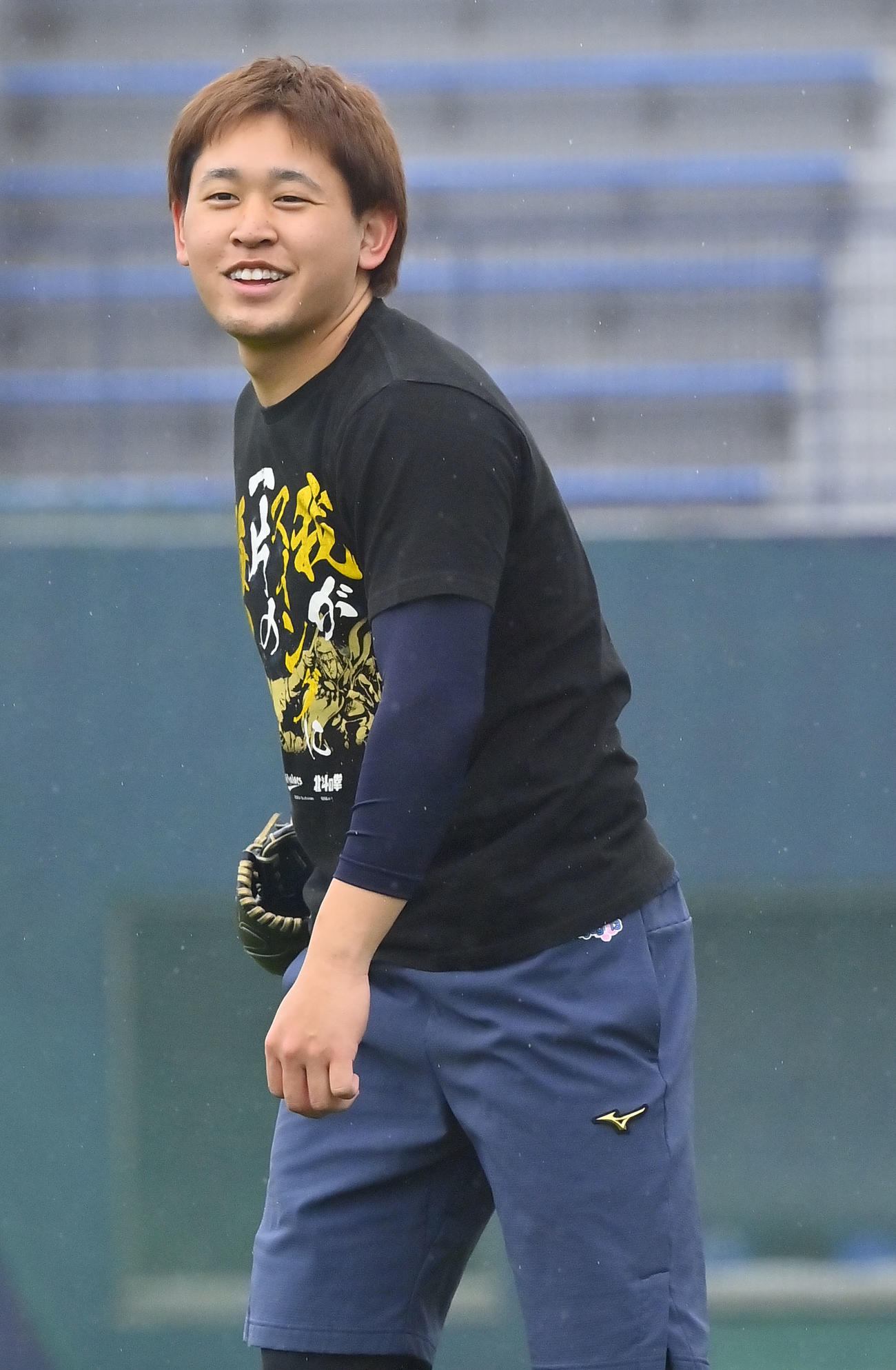 自主トレを公開し、笑顔でキャッチボールするオリックス宮城（撮影・和賀正仁）