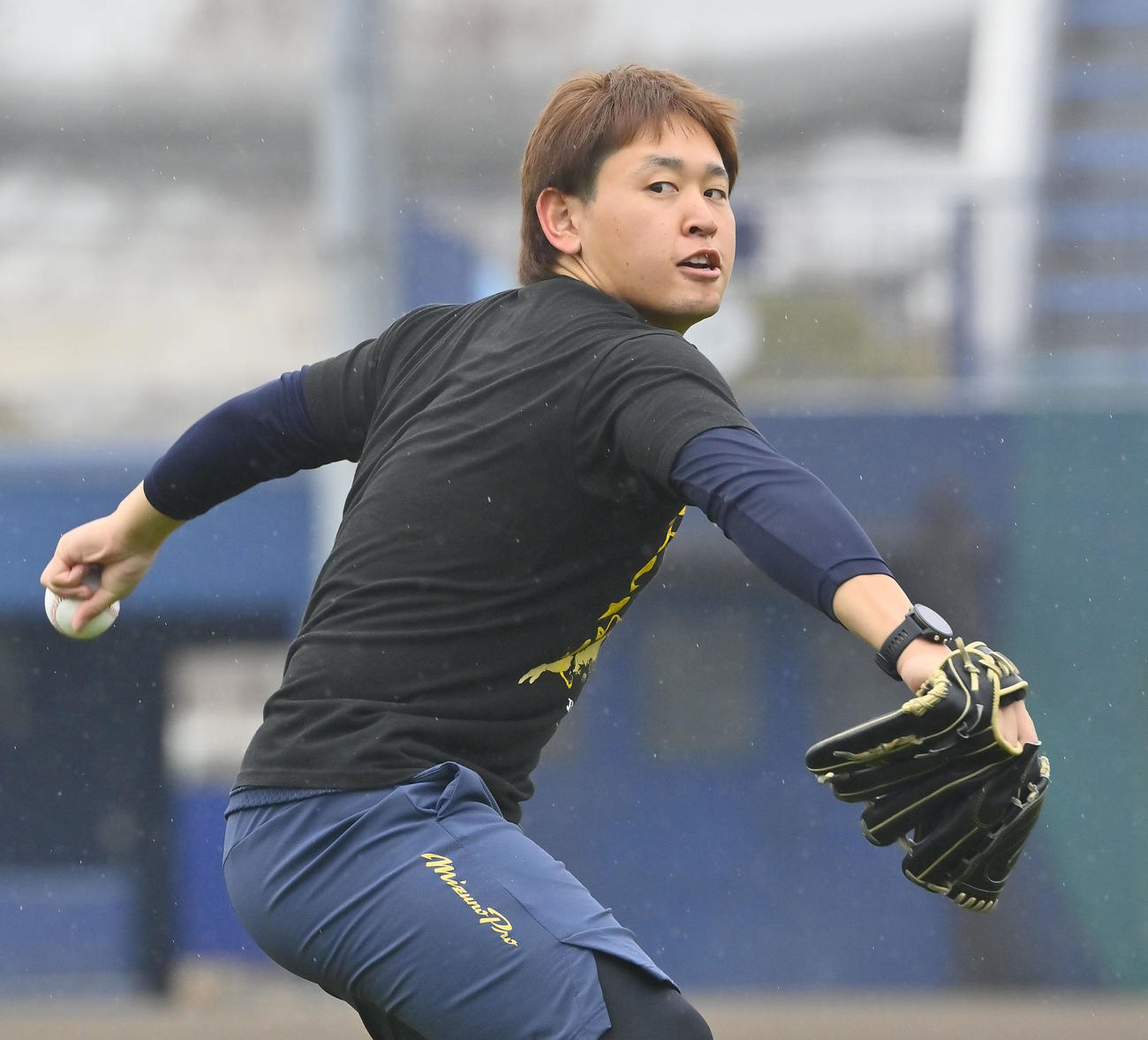 自主トレを公開し、キャッチボールするオリックス宮城（撮影・和賀正仁）