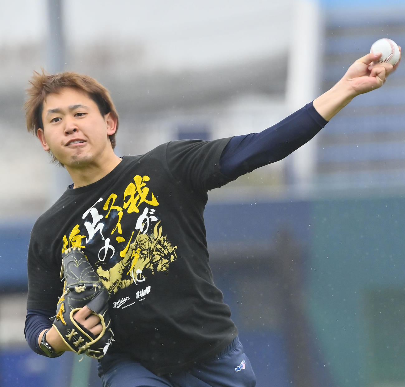 自主トレを公開し、キャッチボールするオリックス宮城（撮影・和賀正仁）