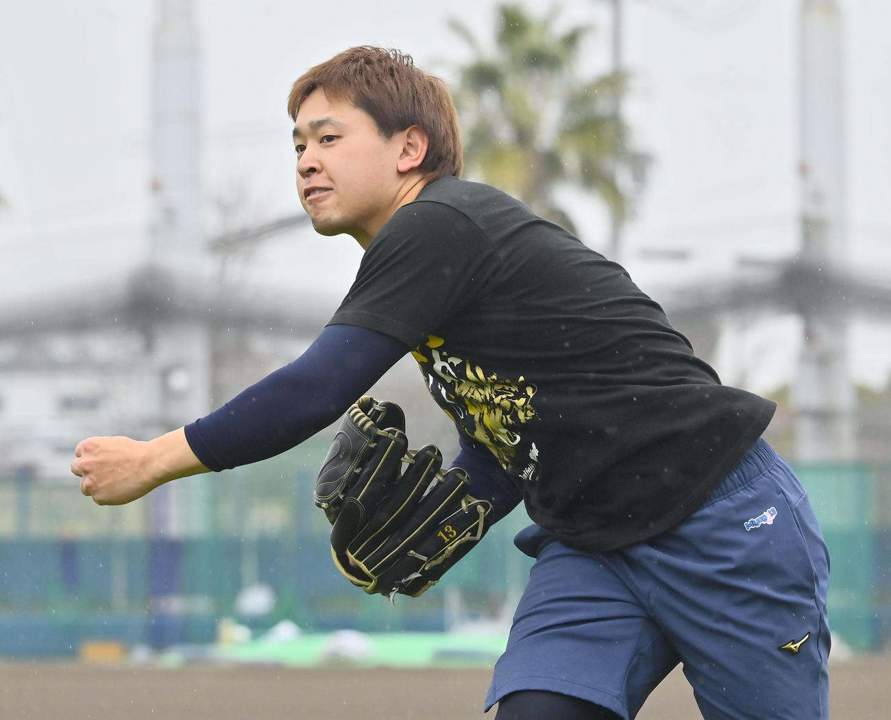 自主トレを公開し、キャッチボールするオリックス宮城（撮影・和賀正仁）