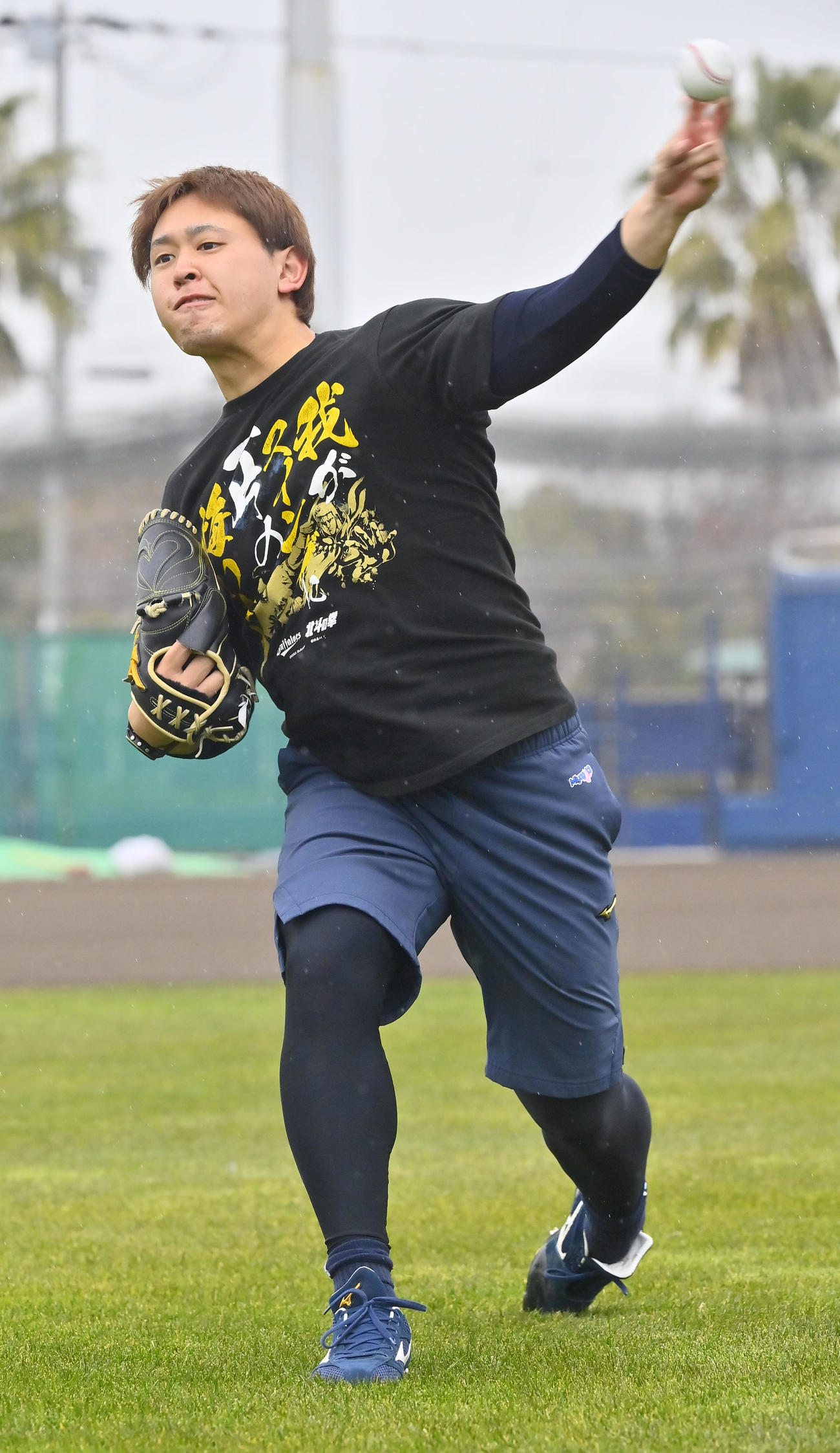 自主トレを公開し、キャッチボールするオリックス宮城（撮影・和賀正仁）