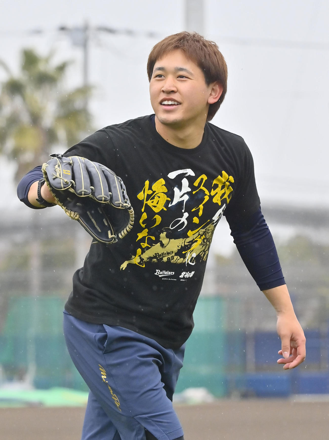 自主トレを公開し、笑顔でキャッチボールするオリックス宮城（撮影・和賀正仁）