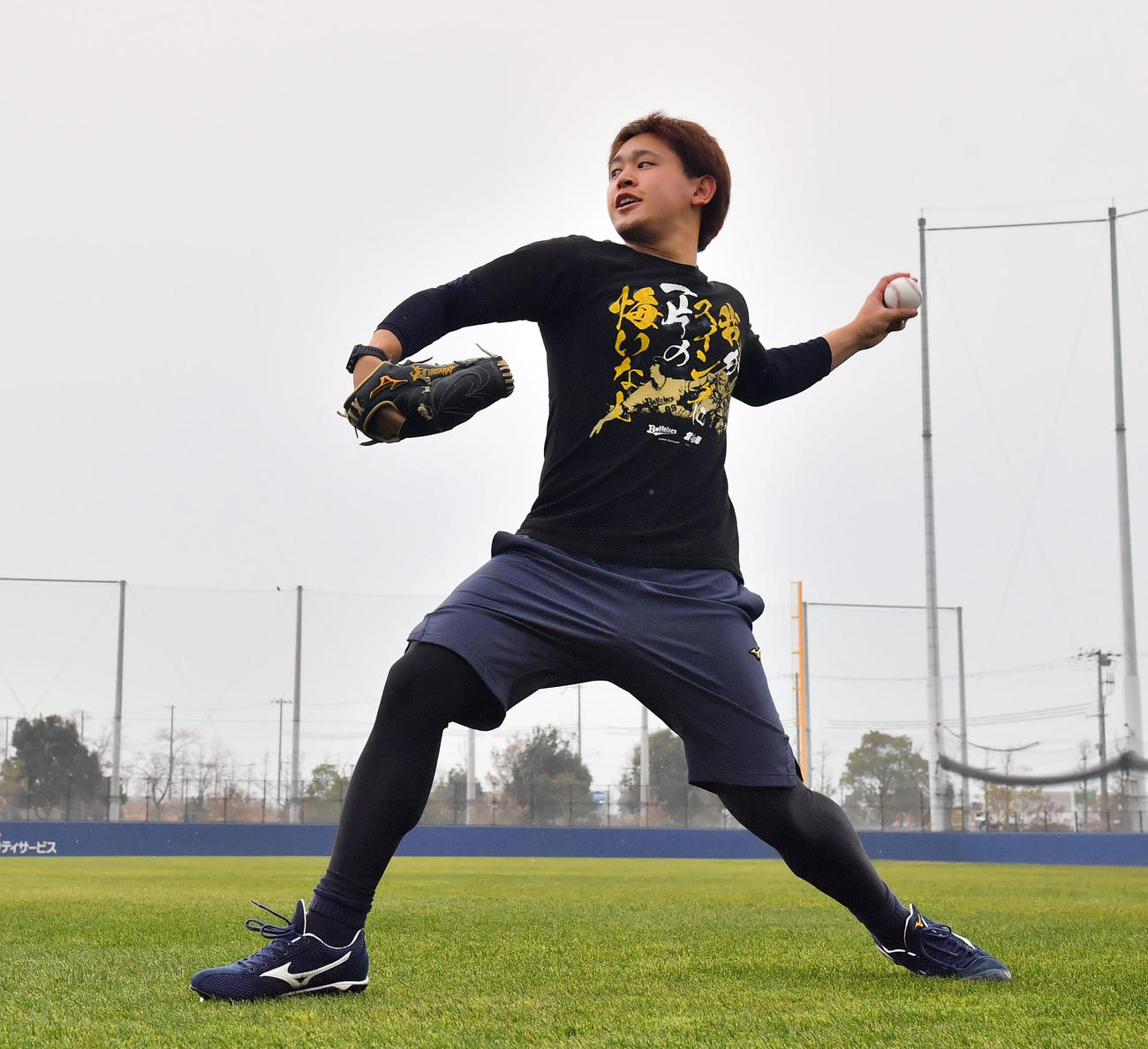 自主トレを公開し、キャッチボールするオリックス宮城（撮影・和賀正仁）