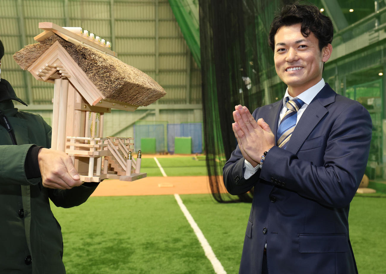 DeNAドラフト3位の林は、中学時代の瀬戸ボーイズ・鈴木監督から贈られた伊勢神宮の神棚に向かって幸運祈願（撮影・野上伸悟）