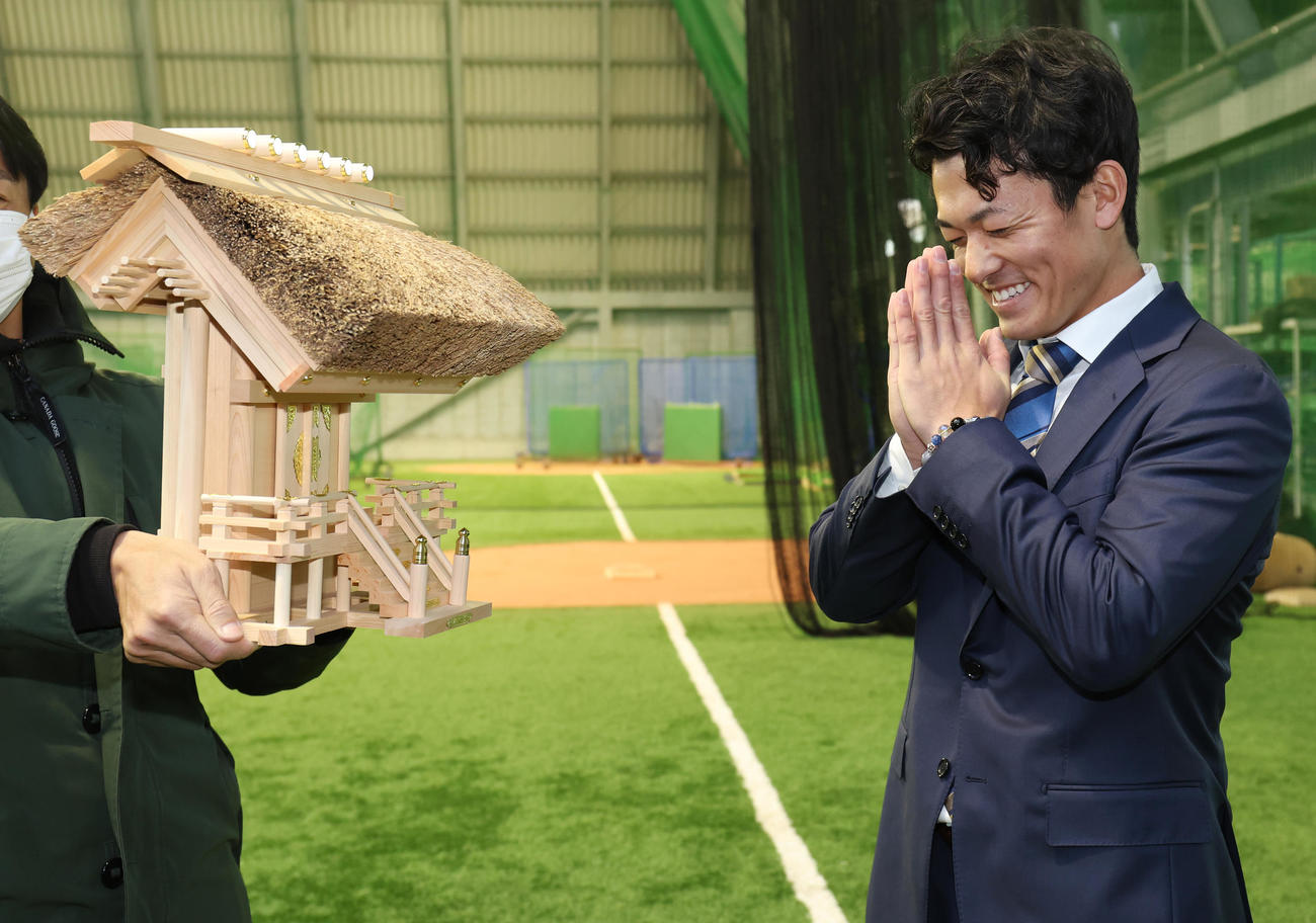 DeNAドラフト3位の林は、中学時代の瀬戸ボーイズ・鈴木監督から贈られた伊勢神宮の神棚に向かって幸運祈願（撮影・野上伸悟）