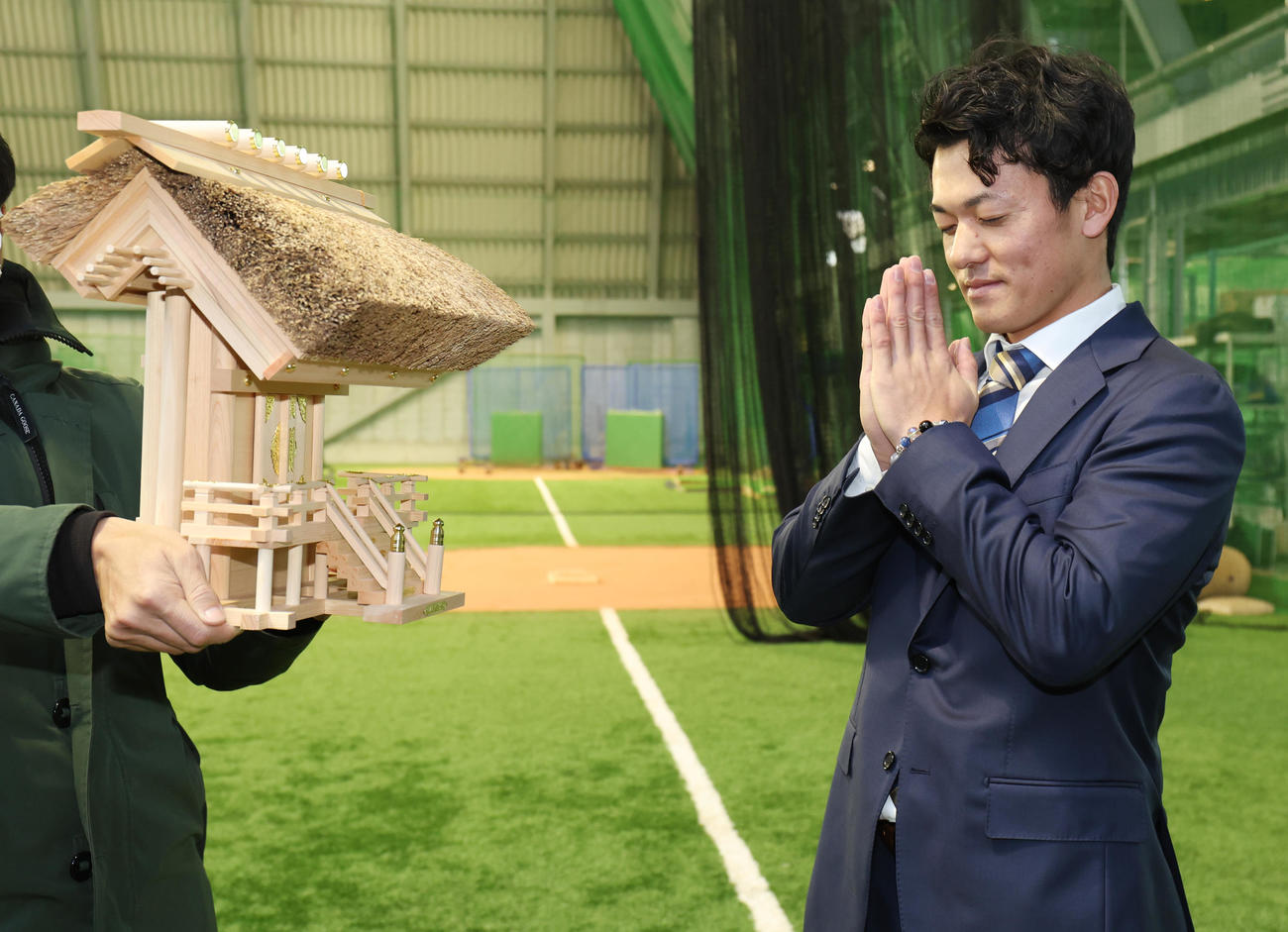 DeNAドラフト3位の林は、中学時代の瀬戸ボーイズ・鈴木監督から贈られた伊勢神宮の神棚に向かって幸運祈願（撮影・野上伸悟）