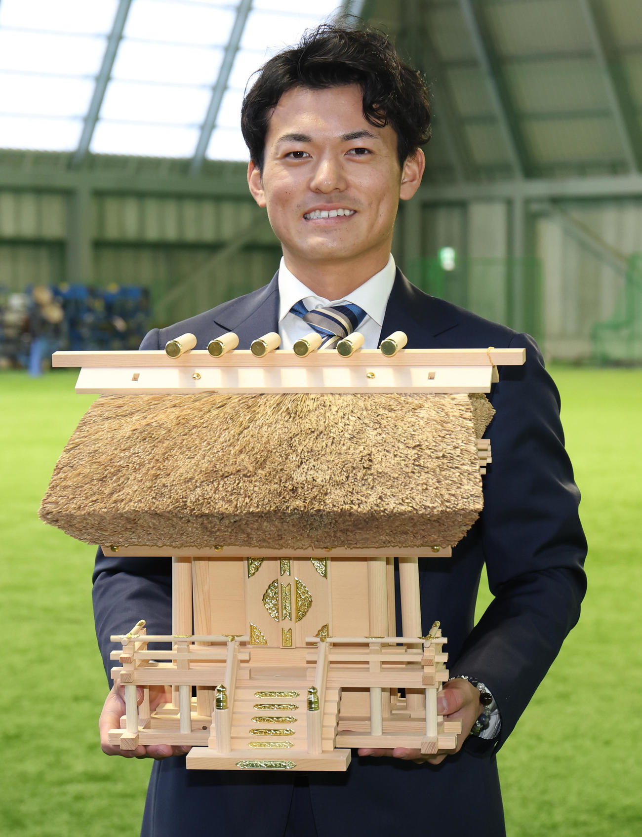 DeNAドラフト3位の林は、中学時代の瀬戸ボーイズ・鈴木監督から贈られた伊勢神宮の神棚を寮に持参（撮影・野上伸悟）
