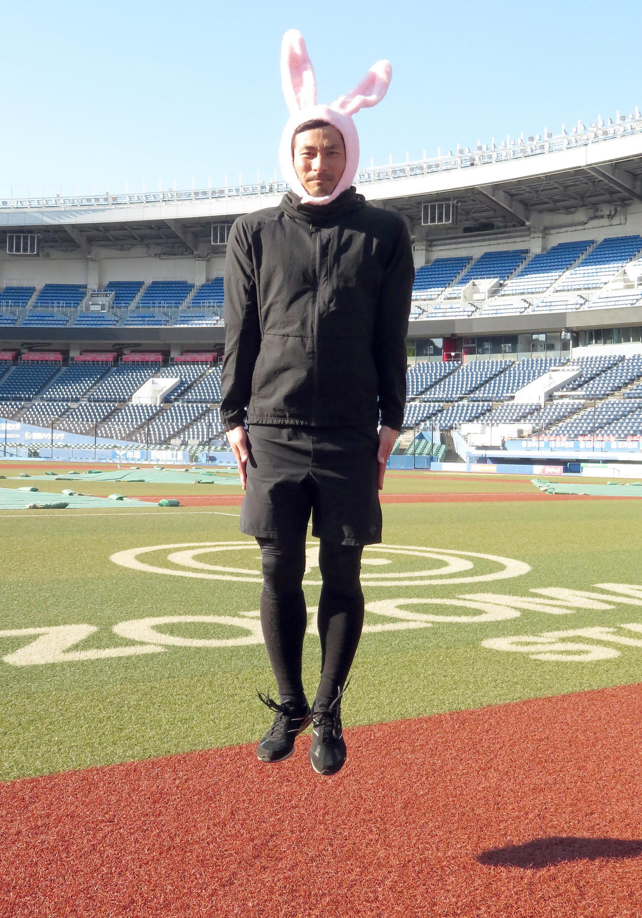 ウサギの耳も体もピョ～ンと真っすぐ跳びはねるロッテ荻野（撮影・鎌田直秀）