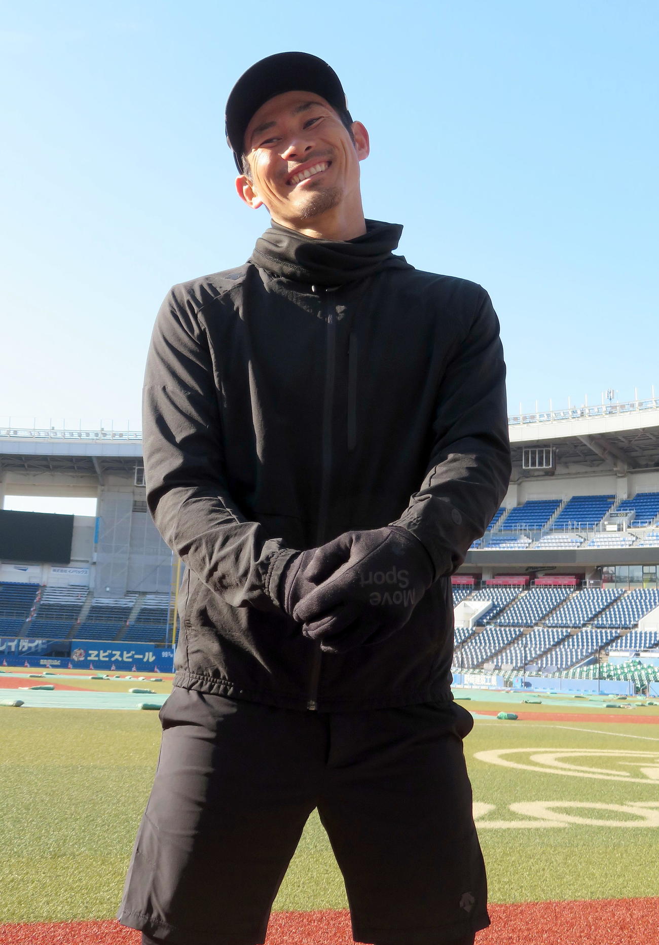報道陣の質問に笑顔で答えるロッテ荻野（撮影・鎌田直秀）