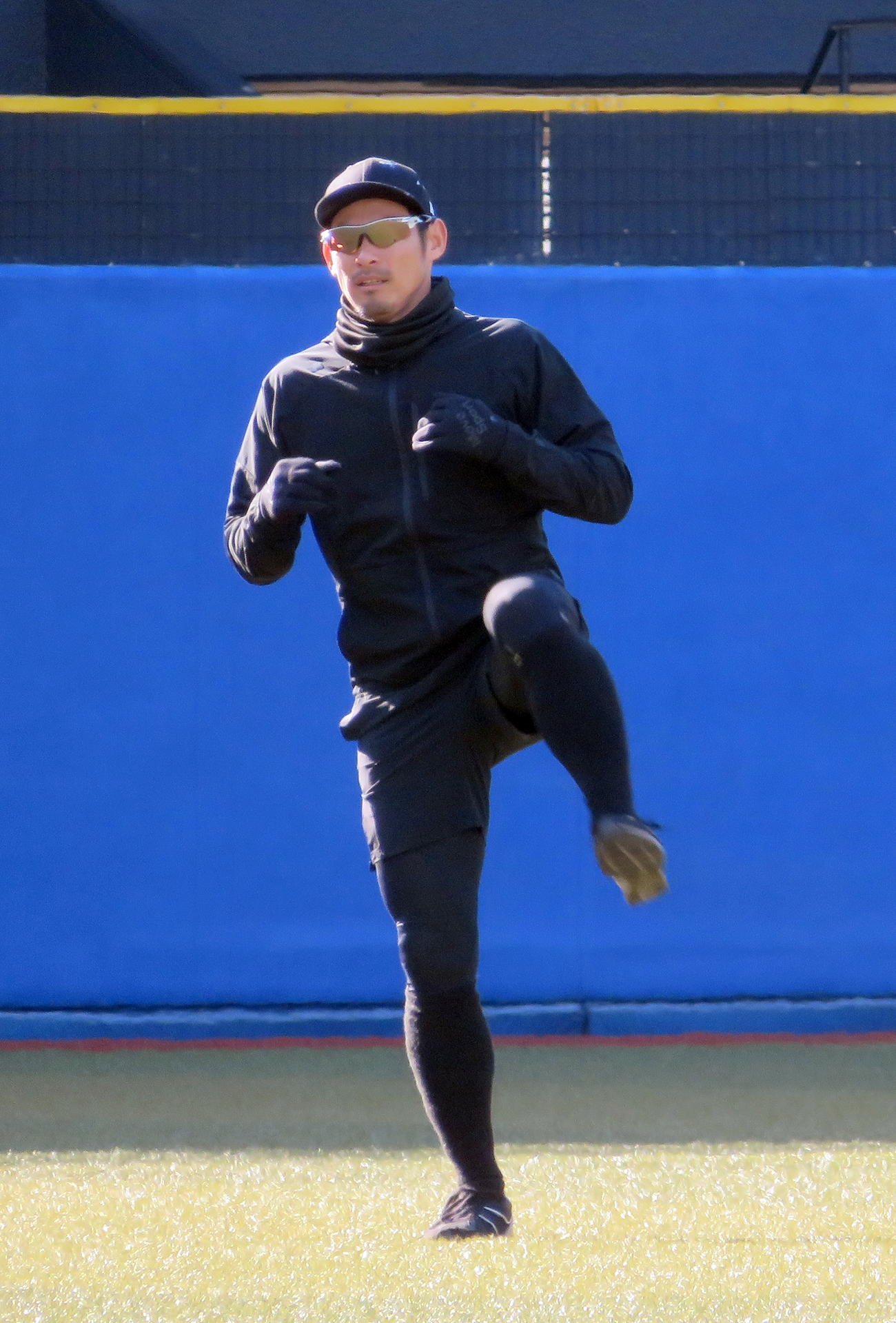 自主トレで準備運動を行うロッテ荻野（撮影・鎌田直秀）