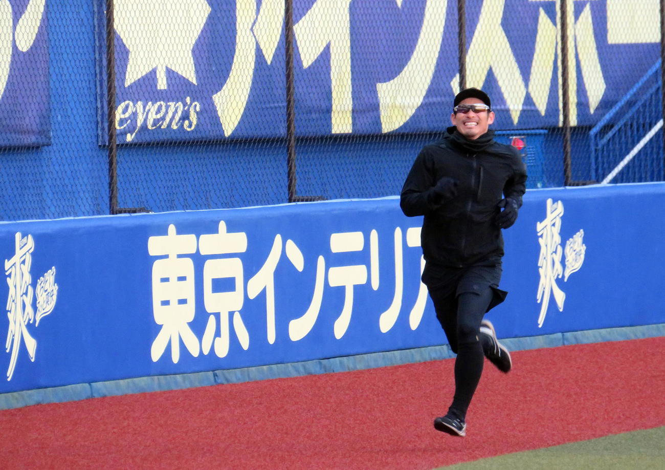 自主トレでポール間ダッシュを繰り返すロッテ荻野（撮影・鎌田直秀）