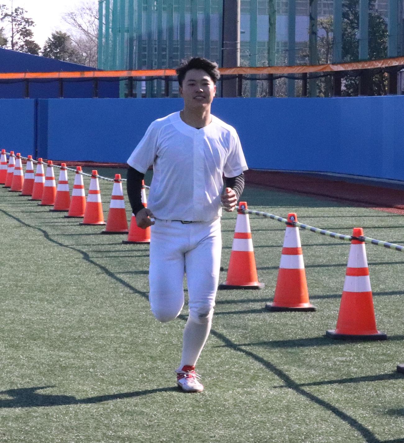 ランニングをする日大・林（撮影・星夏穂）