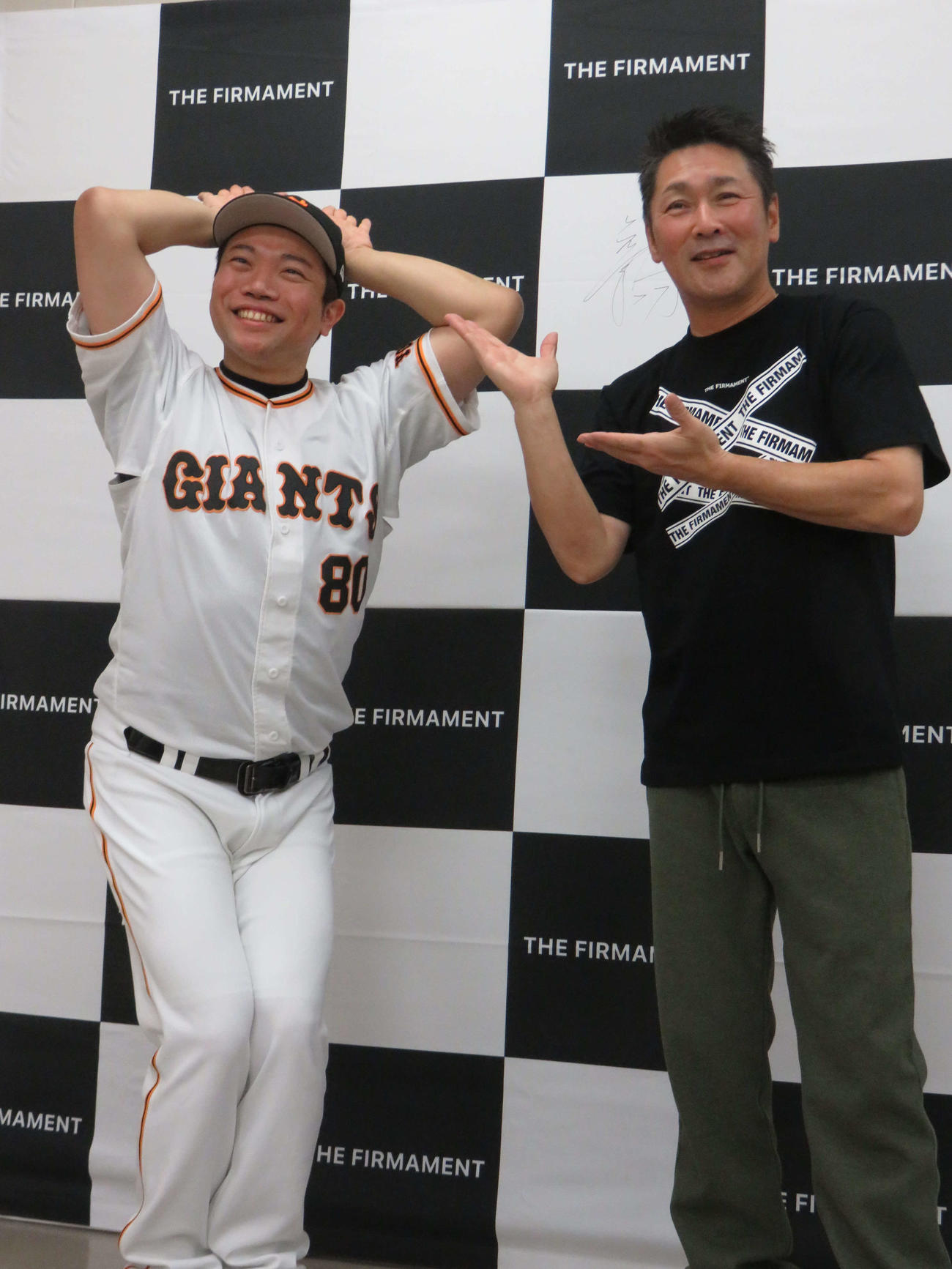 巨人元木作戦兼内野守備コーチ（右）とものまねタレント・あれ慎之助
