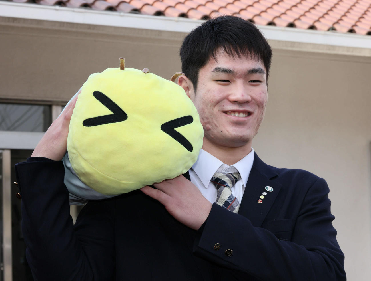 「ニャッキ」のぬいぐるみを持ち込んだドラフト1位の斉藤（撮影・加藤孝規）
