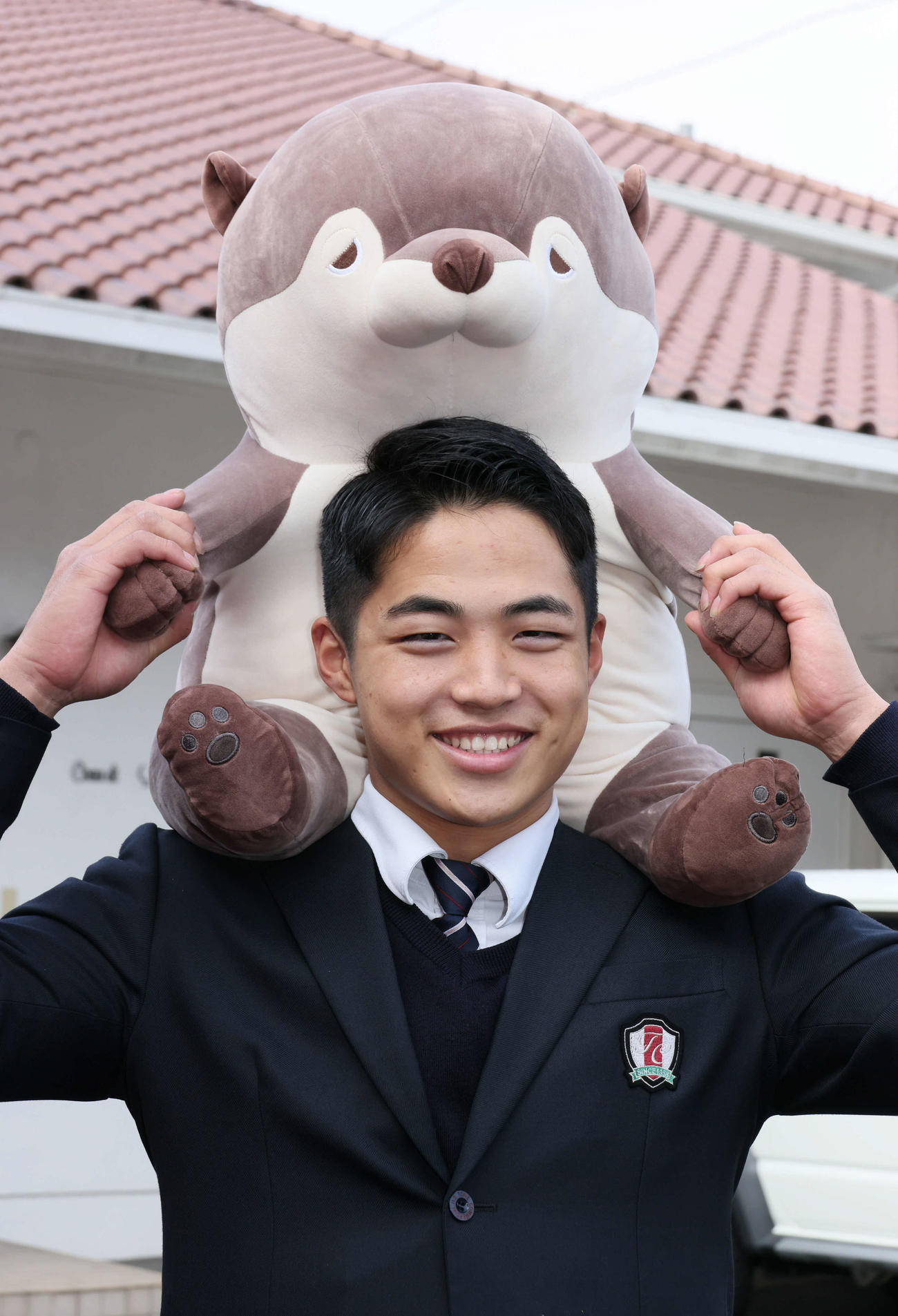 カワウソのぬいぐるみを持ち込んだドラフト2位の広島内田（撮影・加藤孝規）