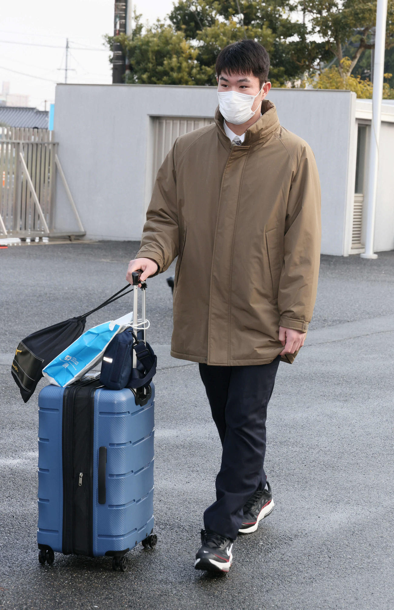 入寮する広島ドラフト1位の斉藤（撮影・加藤孝規）