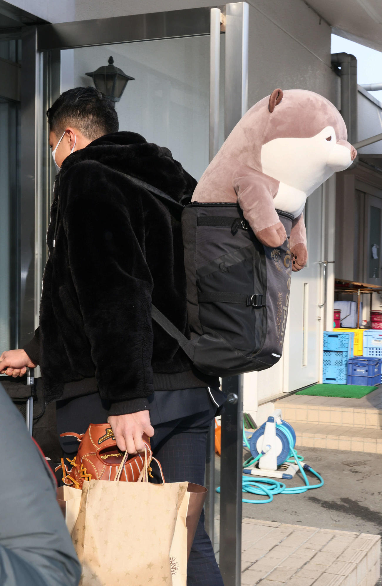 カワウソのぬいぐるみを背負って入寮するドラフト2位の広島内田（撮影・加藤孝規）