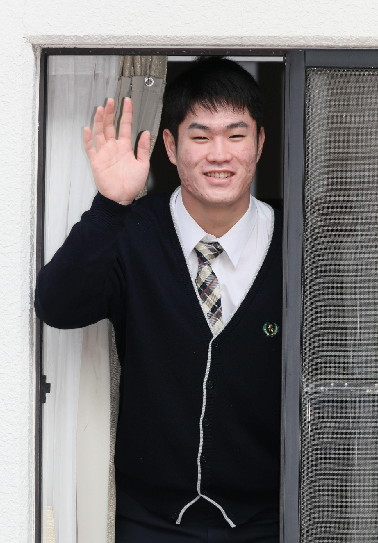 入寮し窓から手を振るドラフト1位の斉藤（撮影・加藤孝規）