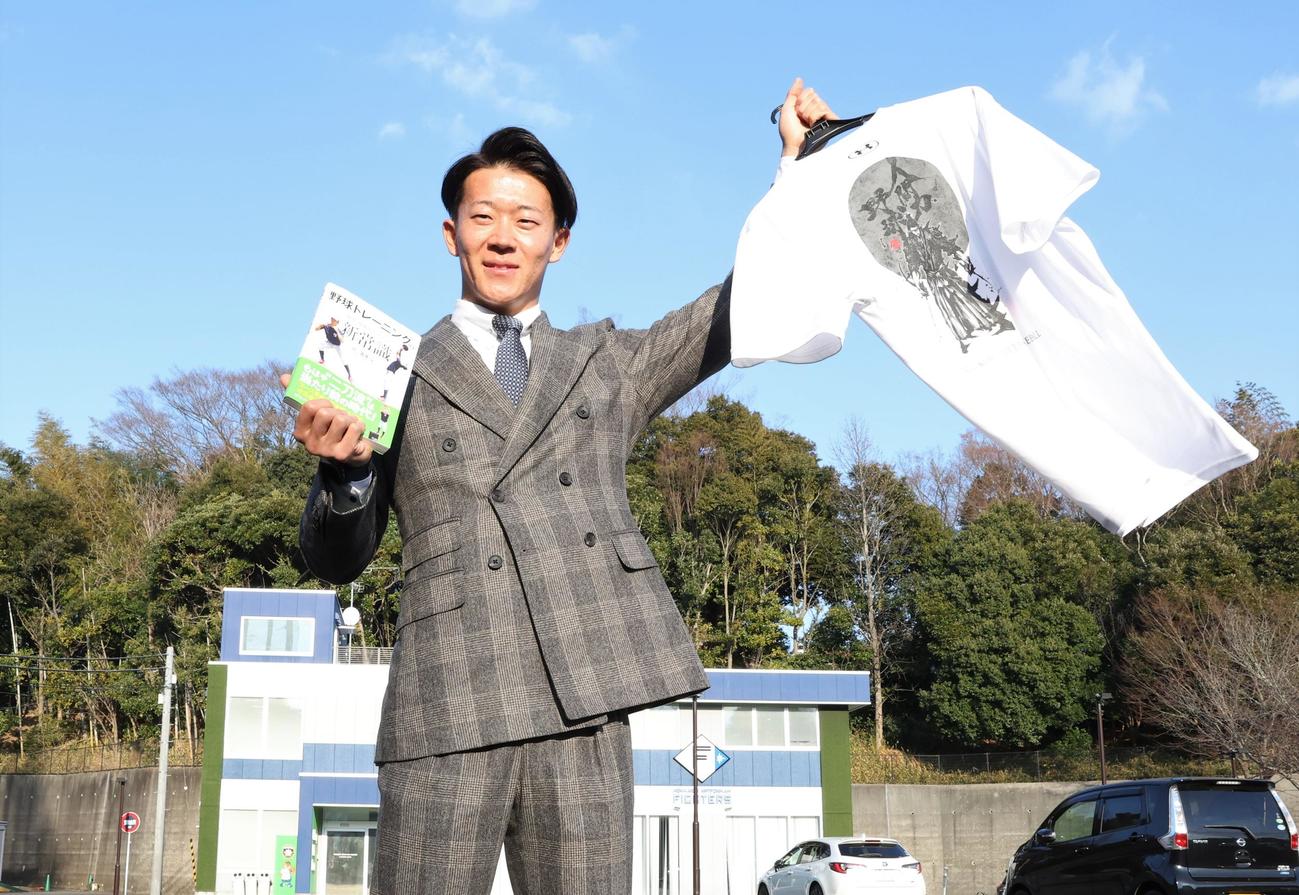 宮本武蔵をあしらった二刀流Tシャツを手に意気込む日本ハム矢沢（撮影・黒川智章）