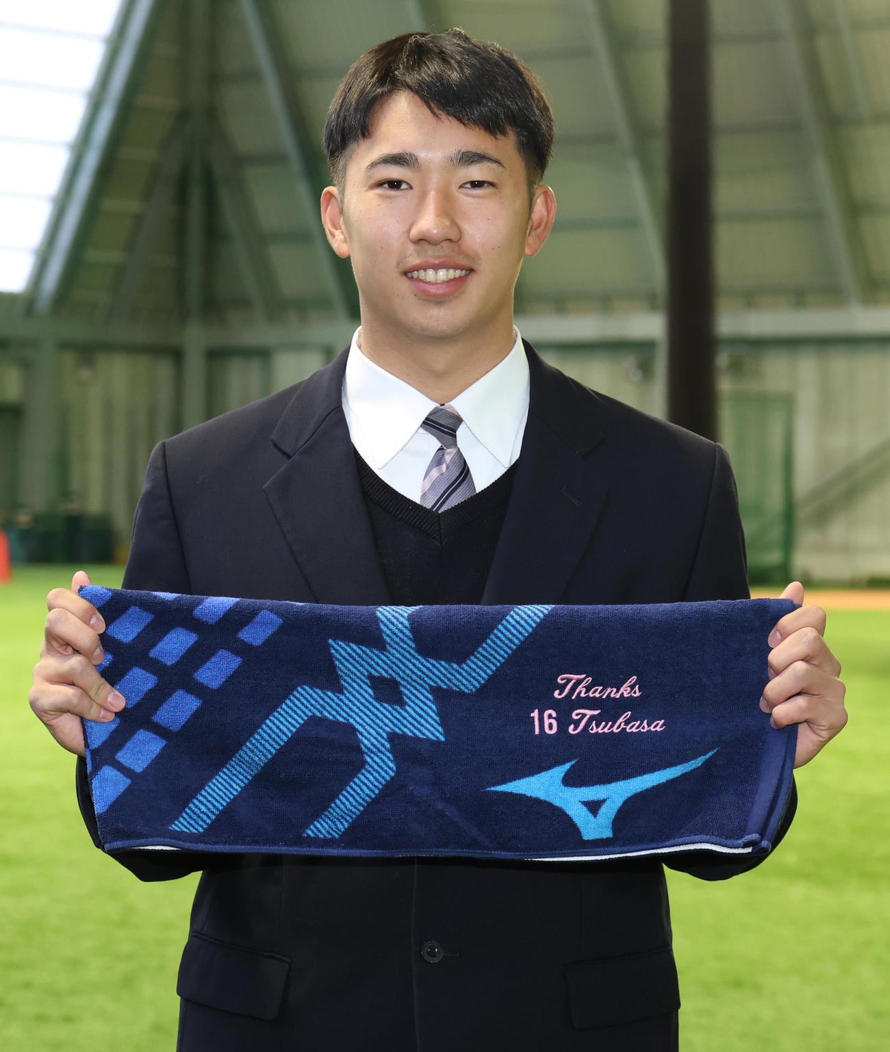 DeNA育成ドラフト3位の今野は、中学時代の新宿シニアの先輩で亡き竹山翼さんのタオルを持参し入寮（撮影・野上伸悟）