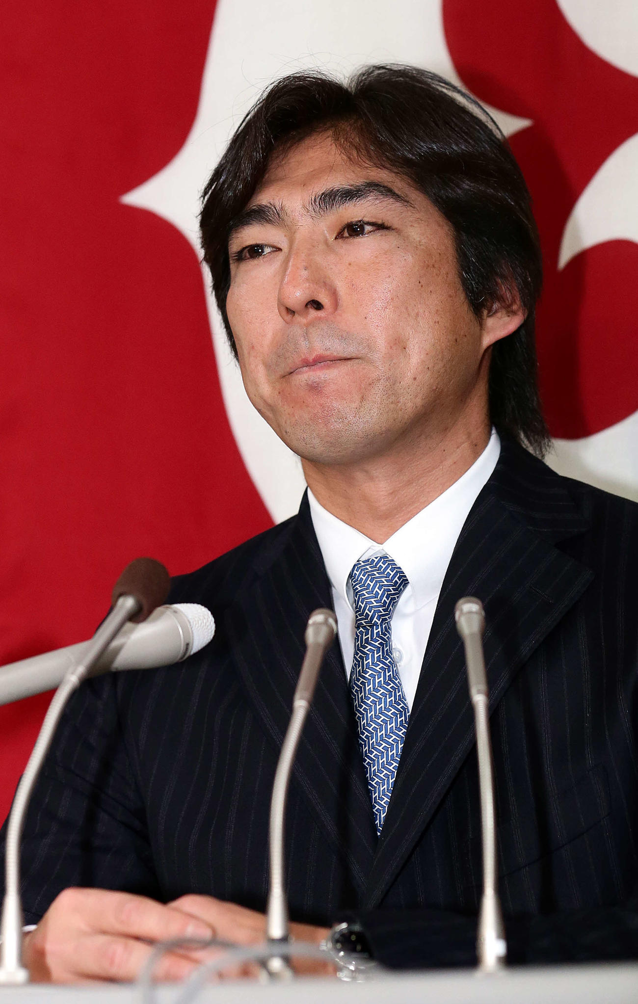 2012年、大幅ダウンでの契約更改後、厳しい表情で会見に臨む巨人小笠原道大