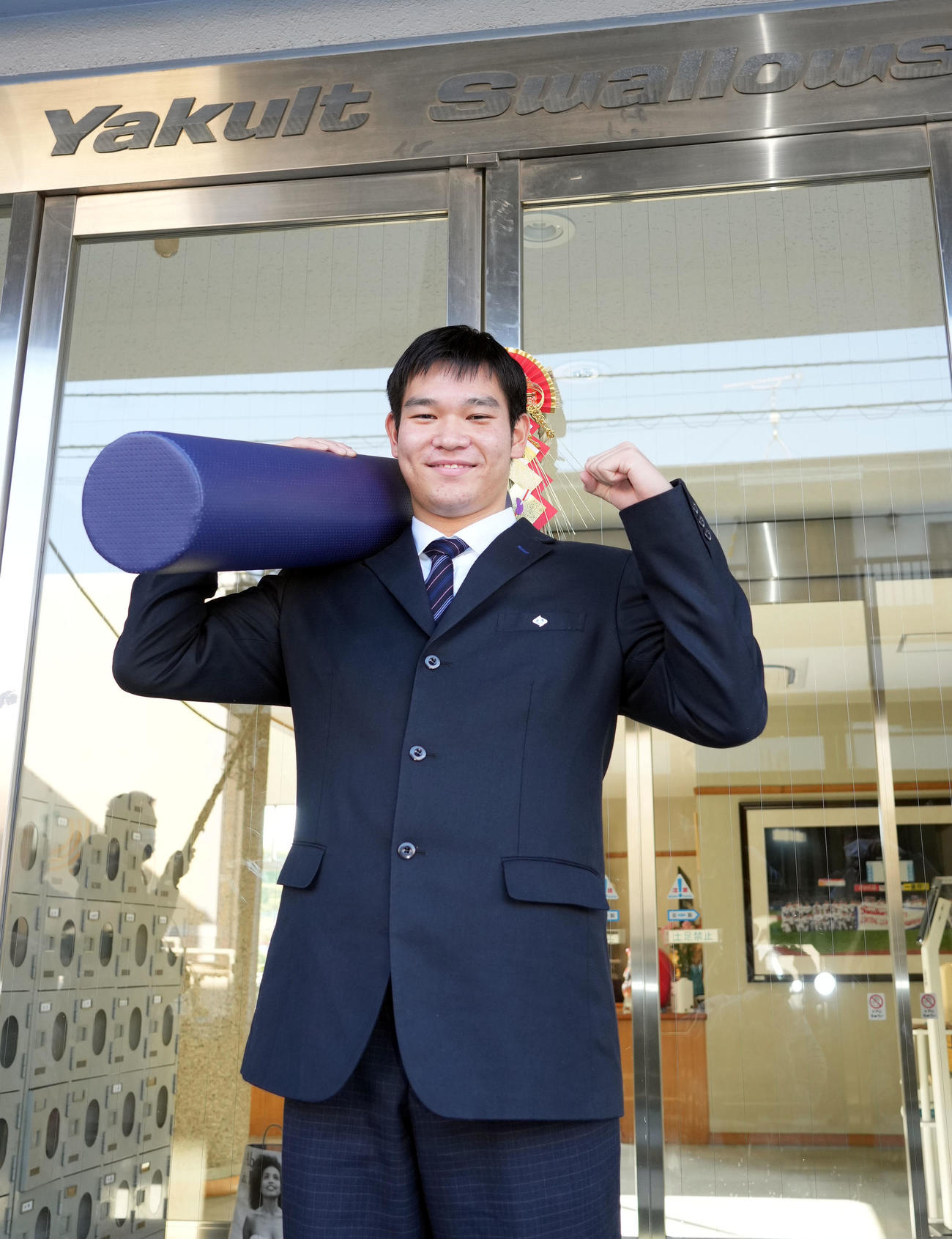 愛用のストレッチポールを持ち、入寮するドラフト4位のヤクルト坂本（撮影・狩俣裕三）