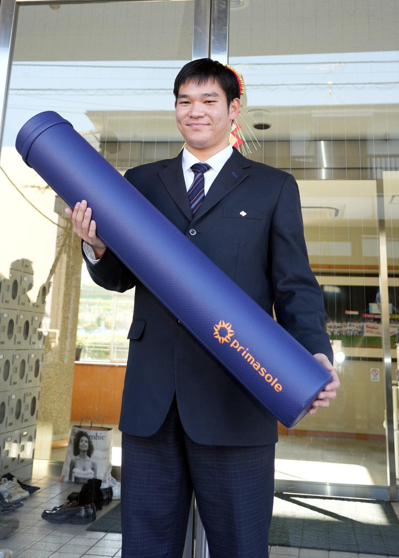 愛用のストレッチポールを持ち、入寮するドラフト4位のヤクルト坂本（撮影・狩俣裕三）