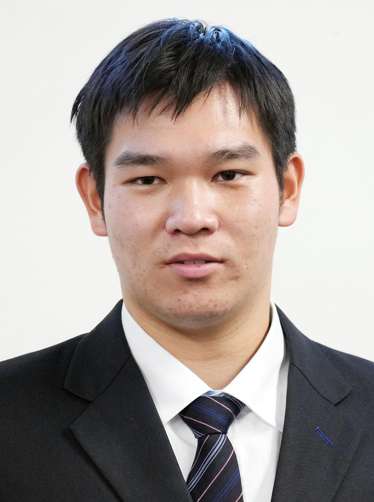 入寮し、報道陣の質問に答えるドラフト4位のヤクルト坂本（撮影・狩俣裕三）