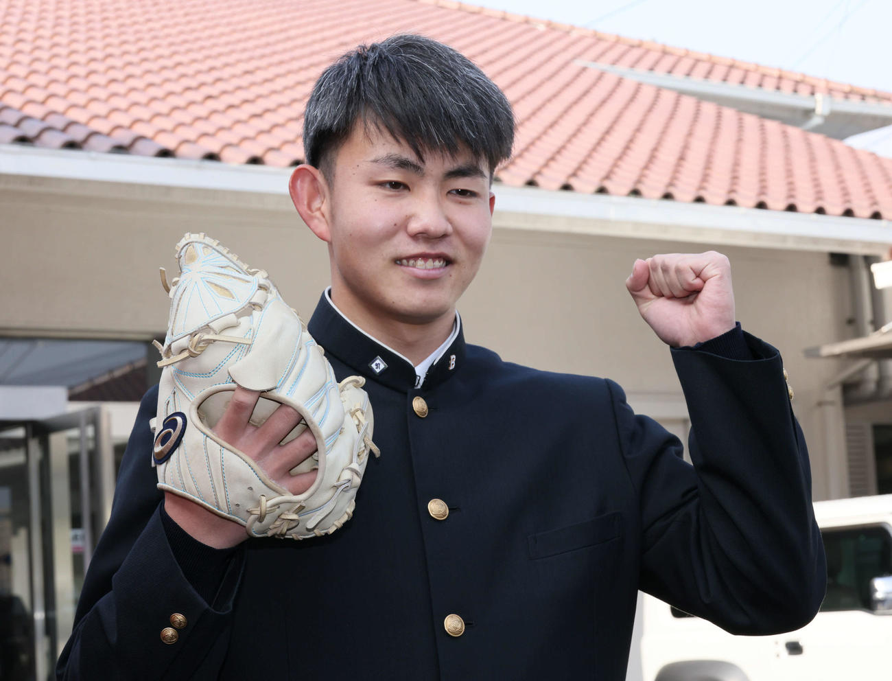 広島新入団選手入寮　グラブを持ち込んだ育成3位の辻（撮影・加藤孝規）