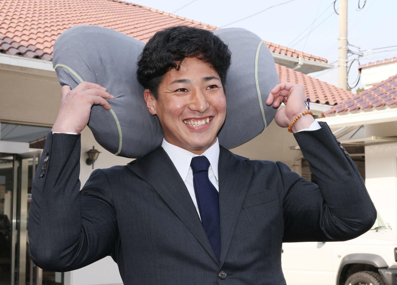 広島新入団選手入寮　枕を持ち込んだ育成2位の中村貴（撮影・加藤孝規）