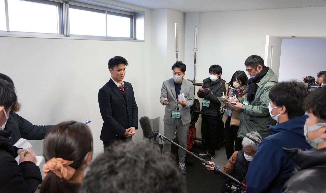 入寮し、報道陣に対応するドラフト2位のヤクルト西村（撮影・狩俣裕三）