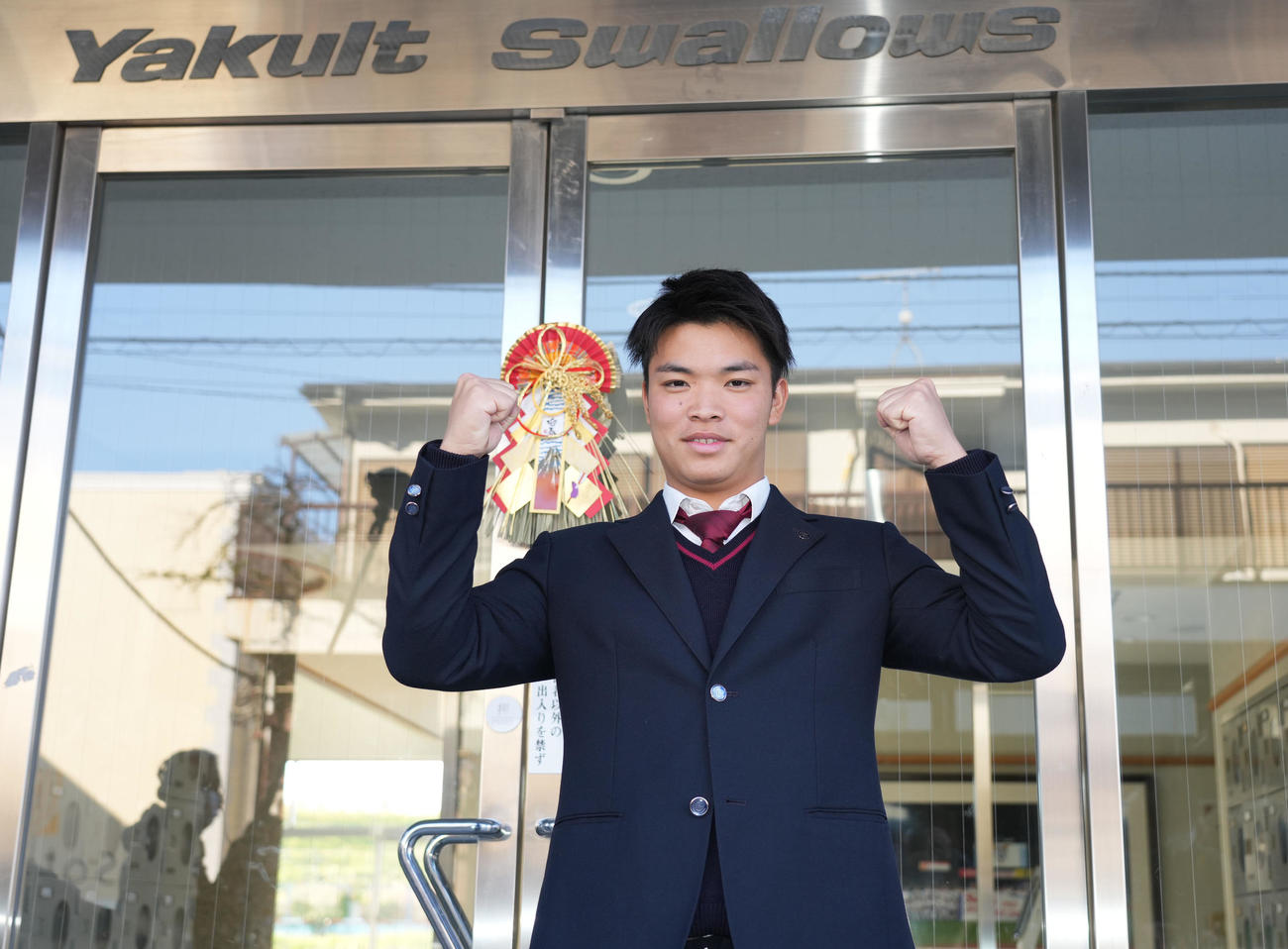 ヤクルト戸田寮に入寮するドラフト2位の西村（撮影・狩俣裕三）