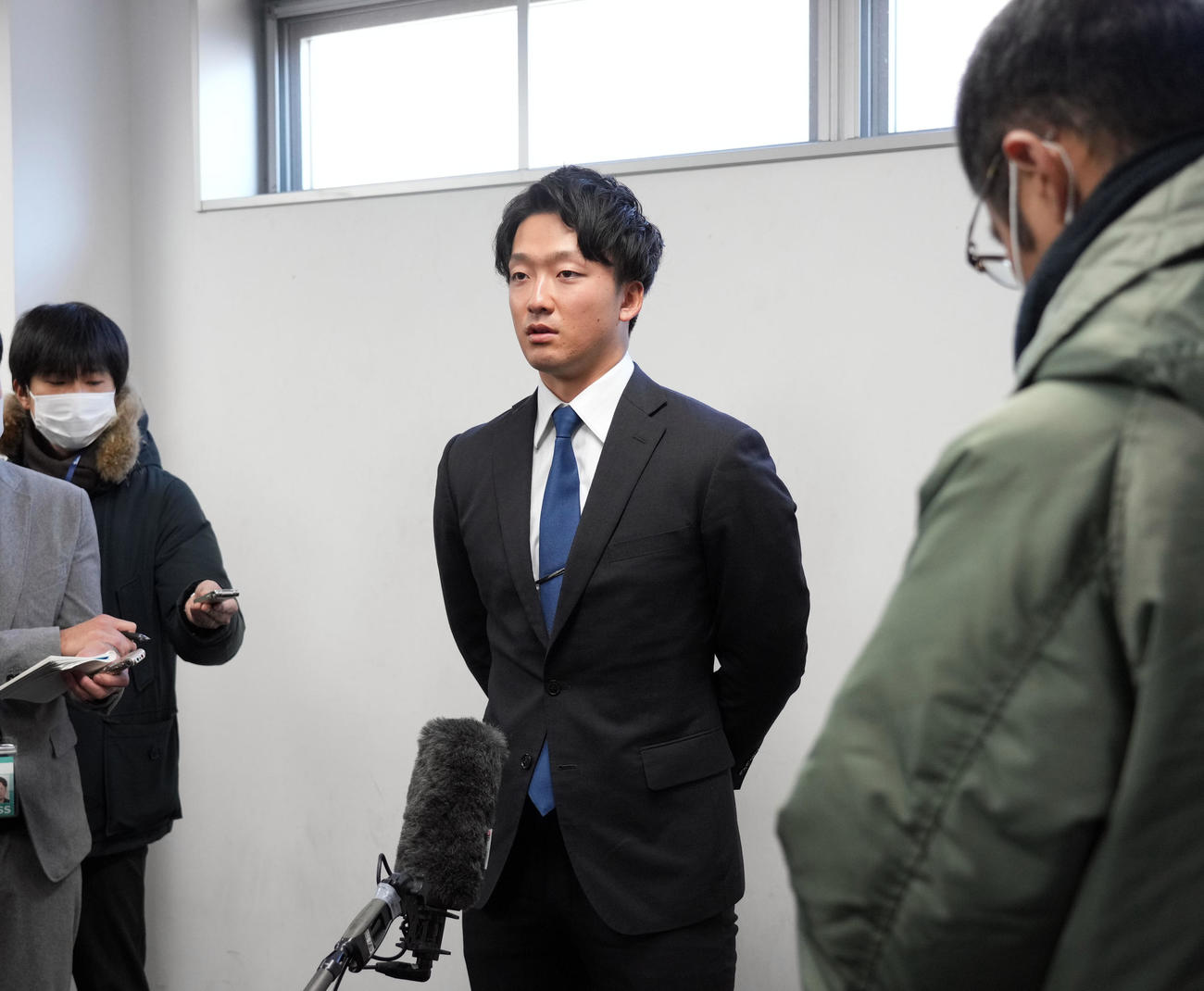 ヤクルト戸田寮に入寮し、報道陣に対応するドラフト1位の吉村（撮影・狩俣裕三）