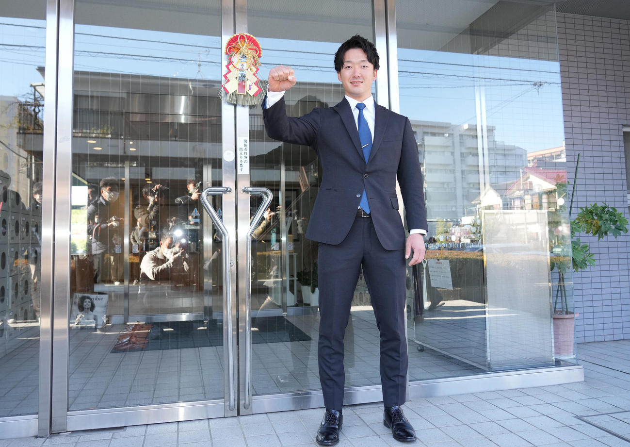 ヤクルト戸田寮に入寮するドラフト1位の吉村（撮影・狩俣裕三）