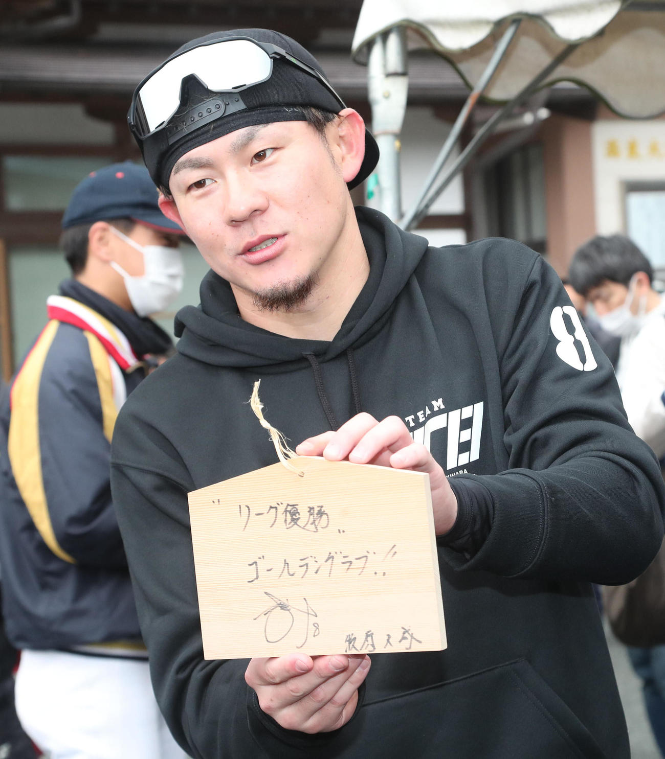 高良大社で絵馬に今年の目標を書き入れる牧原大成（撮影・梅根麻紀）
