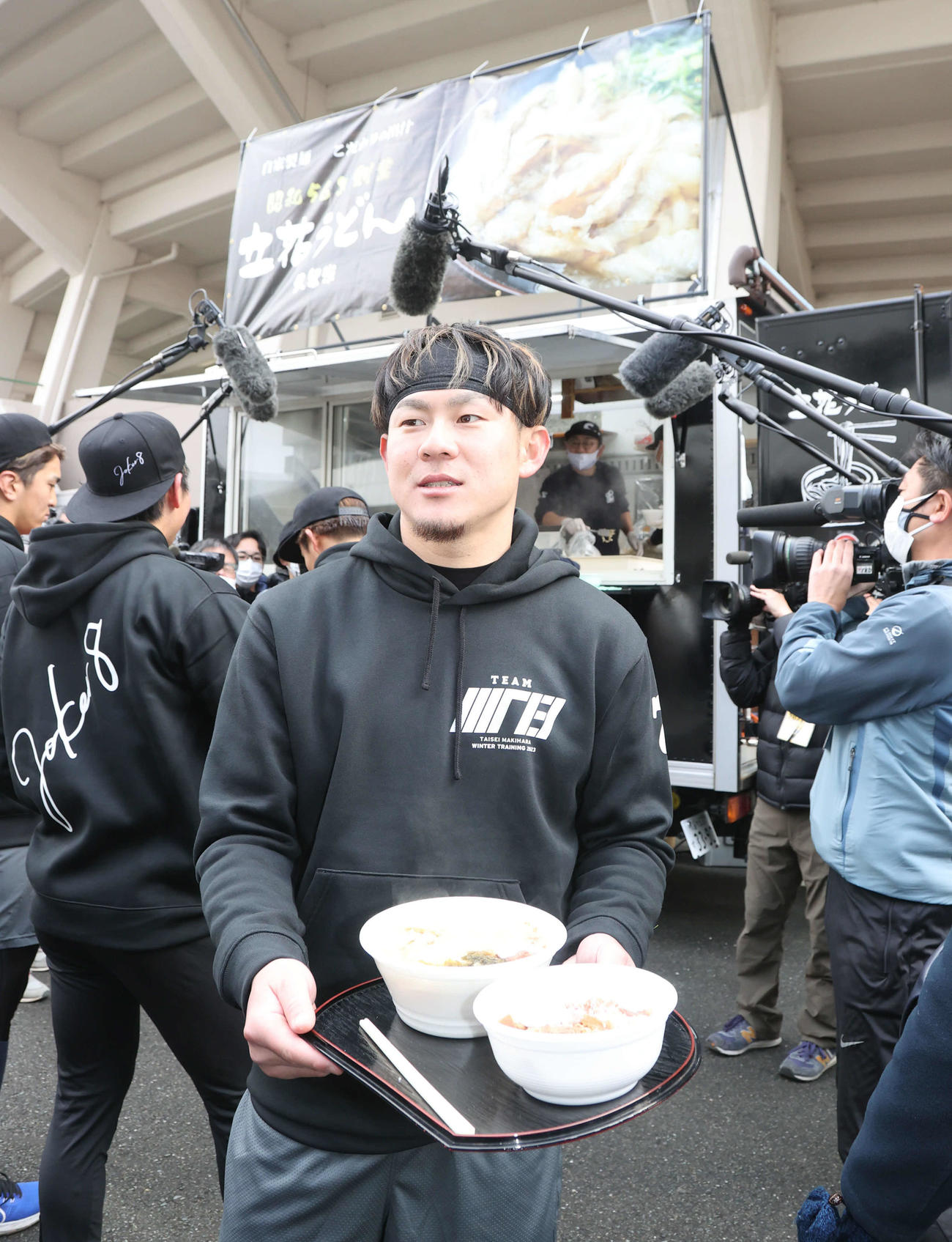昼食のうどんを報道陣のみならずファンにもごちそうしたソフトバンク牧原大（撮影・梅根麻紀）