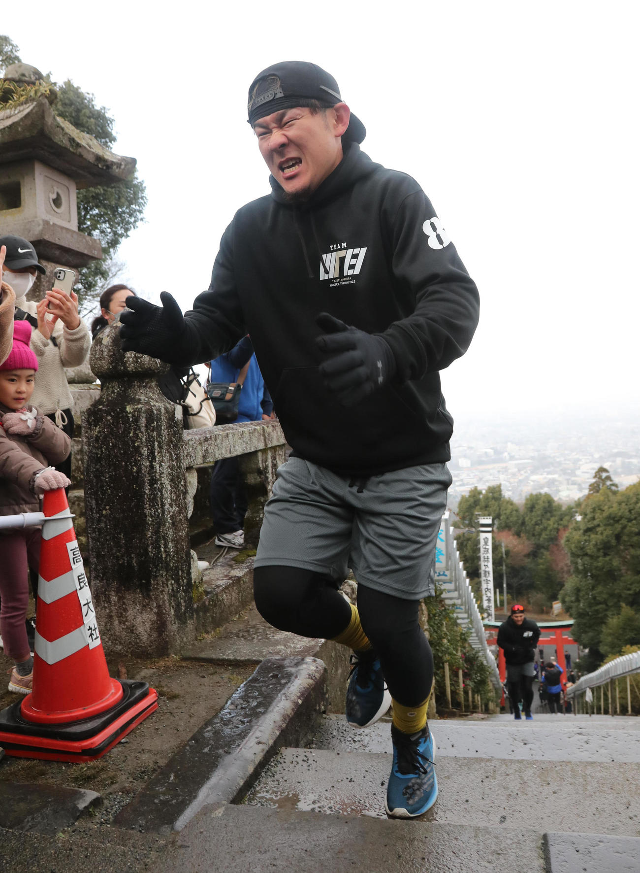 高良大社の階段を駆け上がる牧原大成（撮影・梅根麻紀）