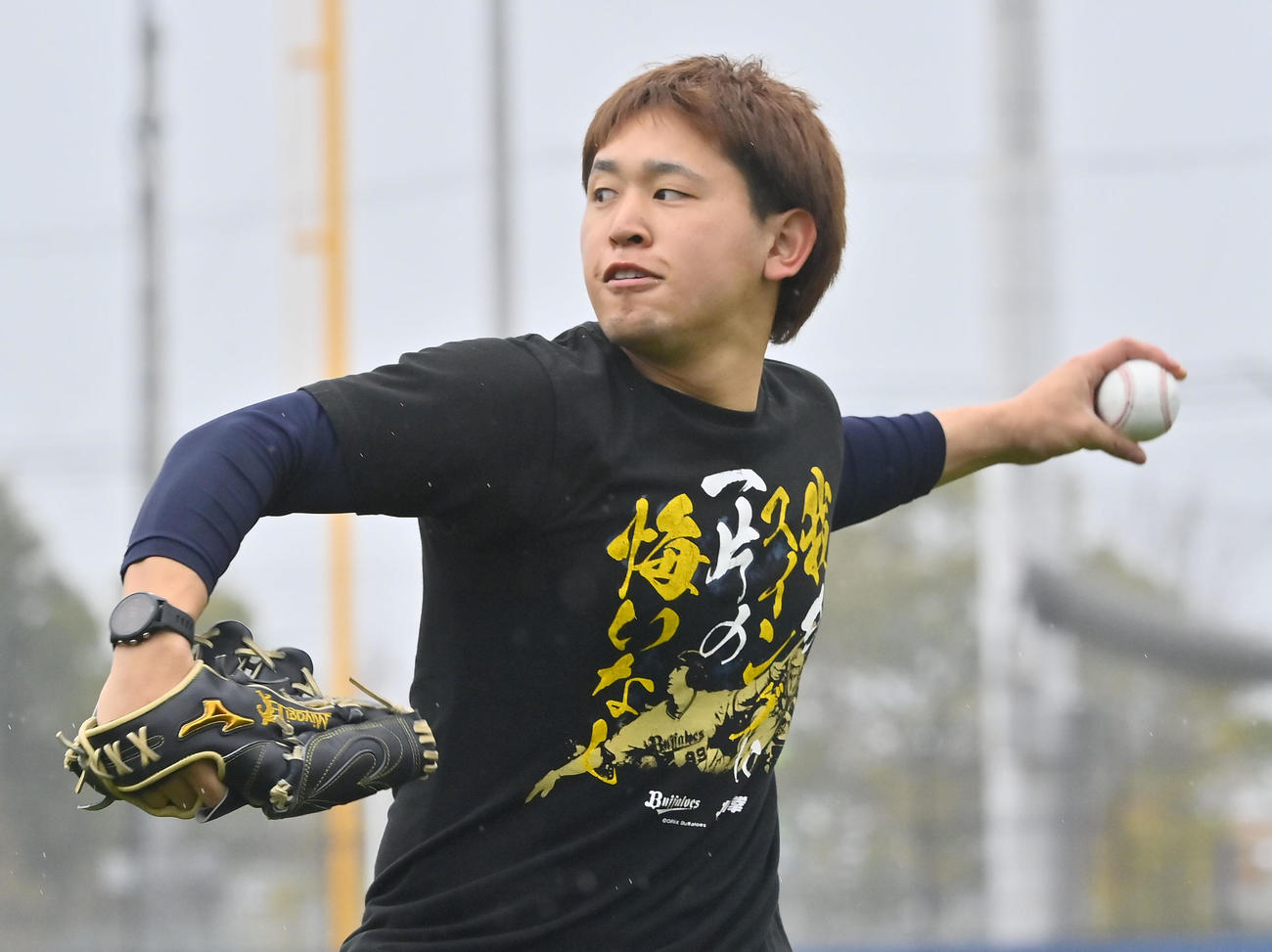自主トレを公開し、キャッチボールするオリックス宮城（撮影・和賀正仁）