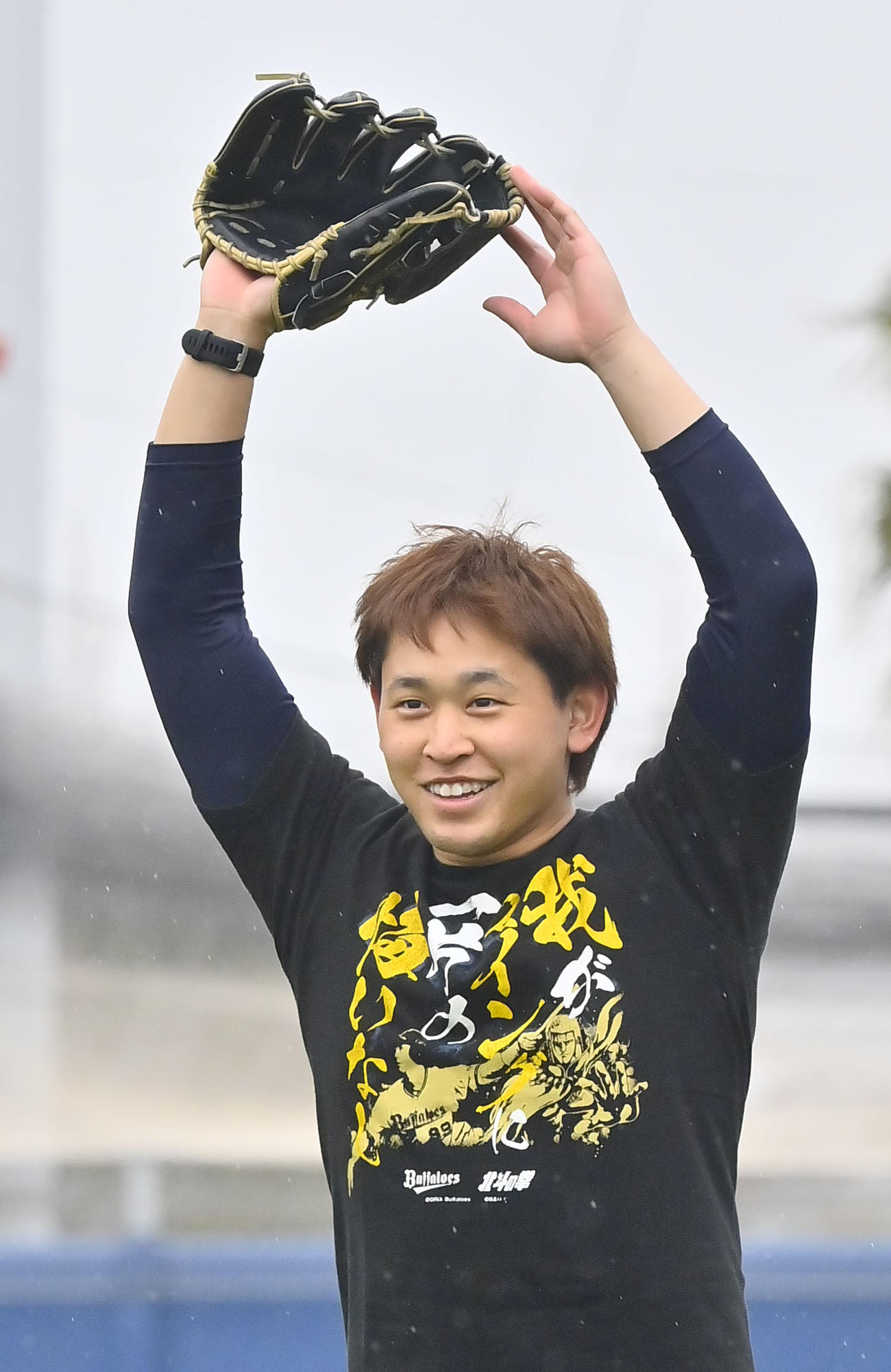自主トレを公開し、笑顔でキャッチボールするオリックス宮城（撮影・和賀正仁）