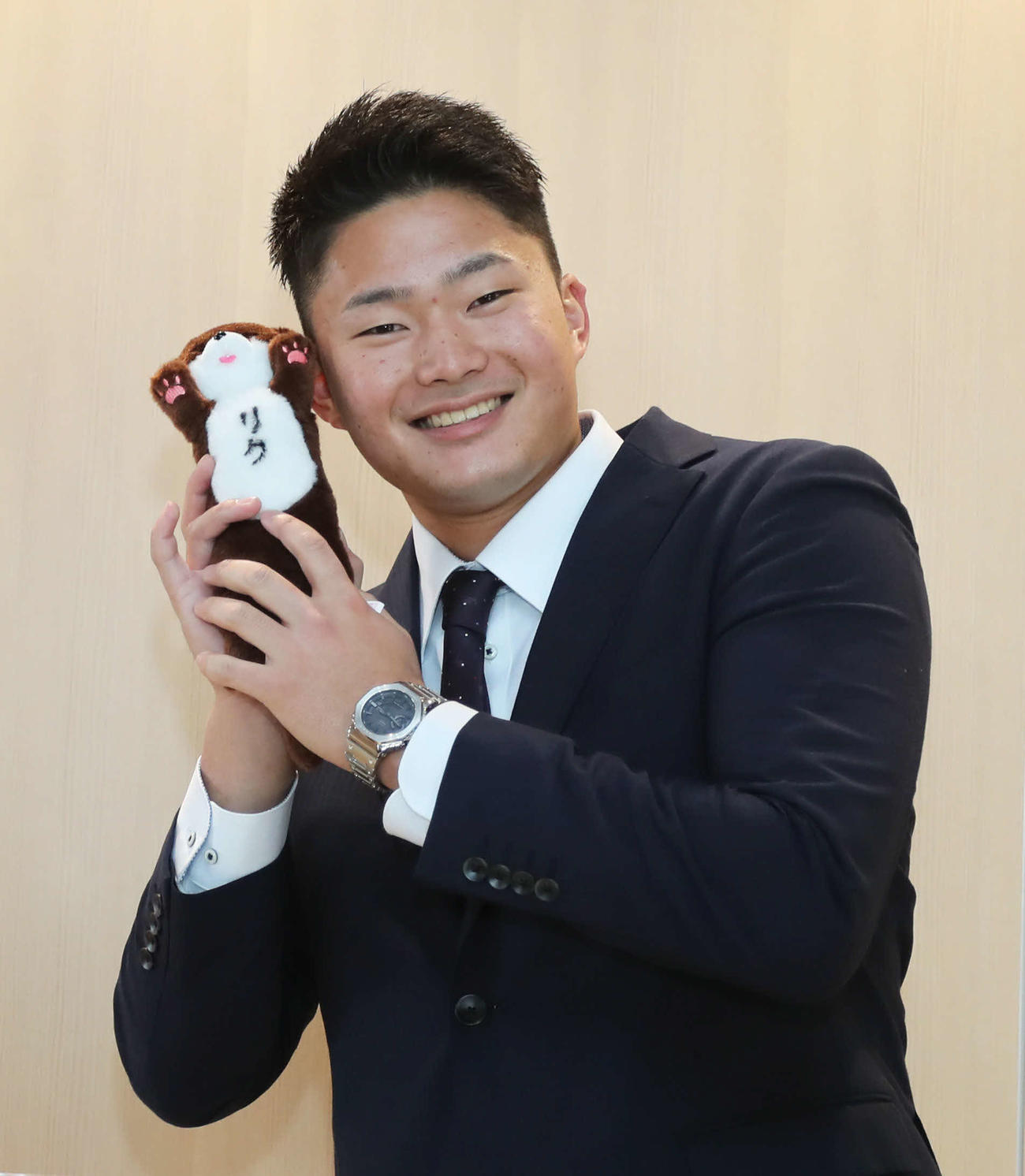 大学の友人から贈られたカワウソのぬいぐるみとともに若鷹寮に入寮したドラフト3位のソフトバンク生海（撮影・屋方直哉）