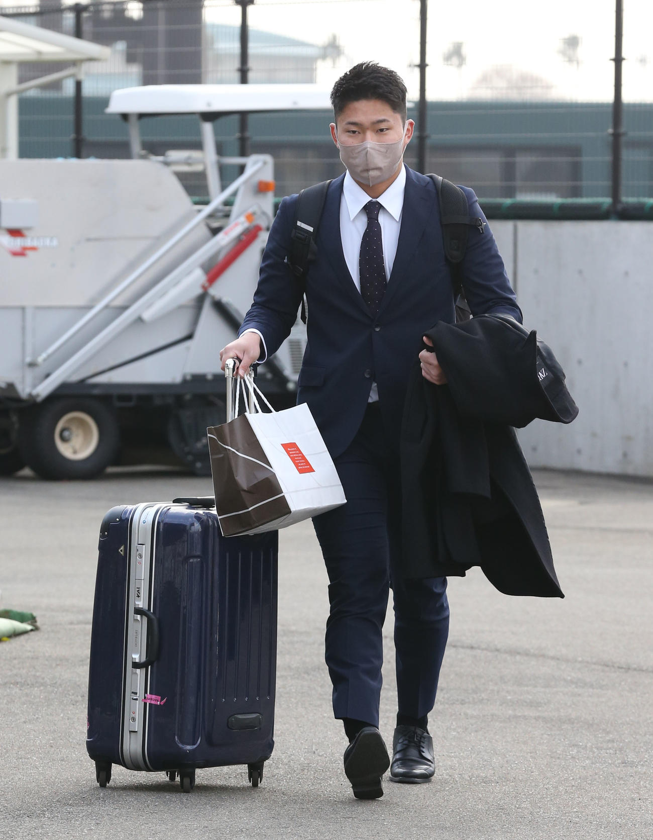 若鷹寮に到着したドラフト3位の甲斐生海（撮影・屋方直哉）