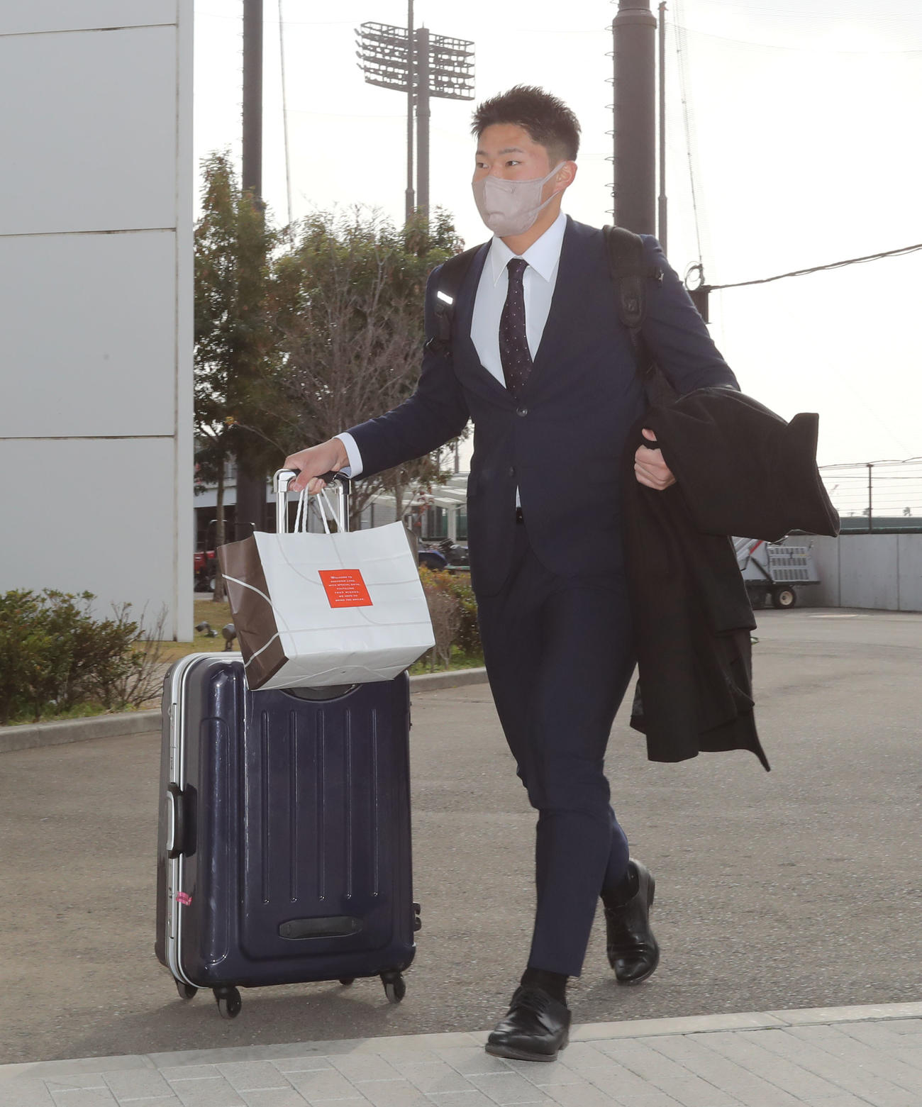若鷹寮に到着したドラフト3位の甲斐生海（撮影・屋方直哉）