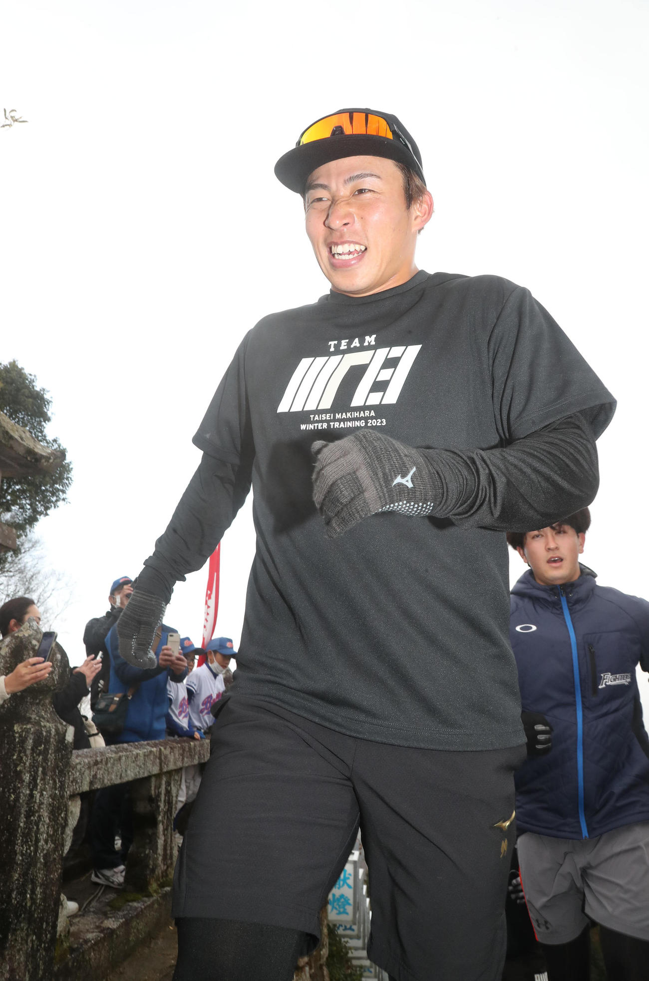 高良大社の階段を駆け上がる野村勇（撮影・梅根麻紀）