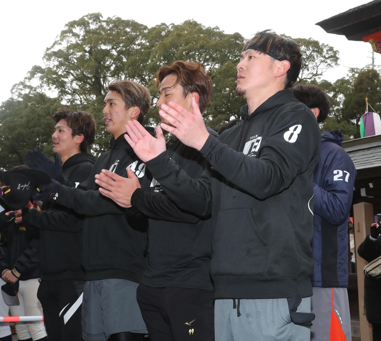 高良大社を参拝する牧原大成（手前）と野村勇（撮影・梅根麻紀）