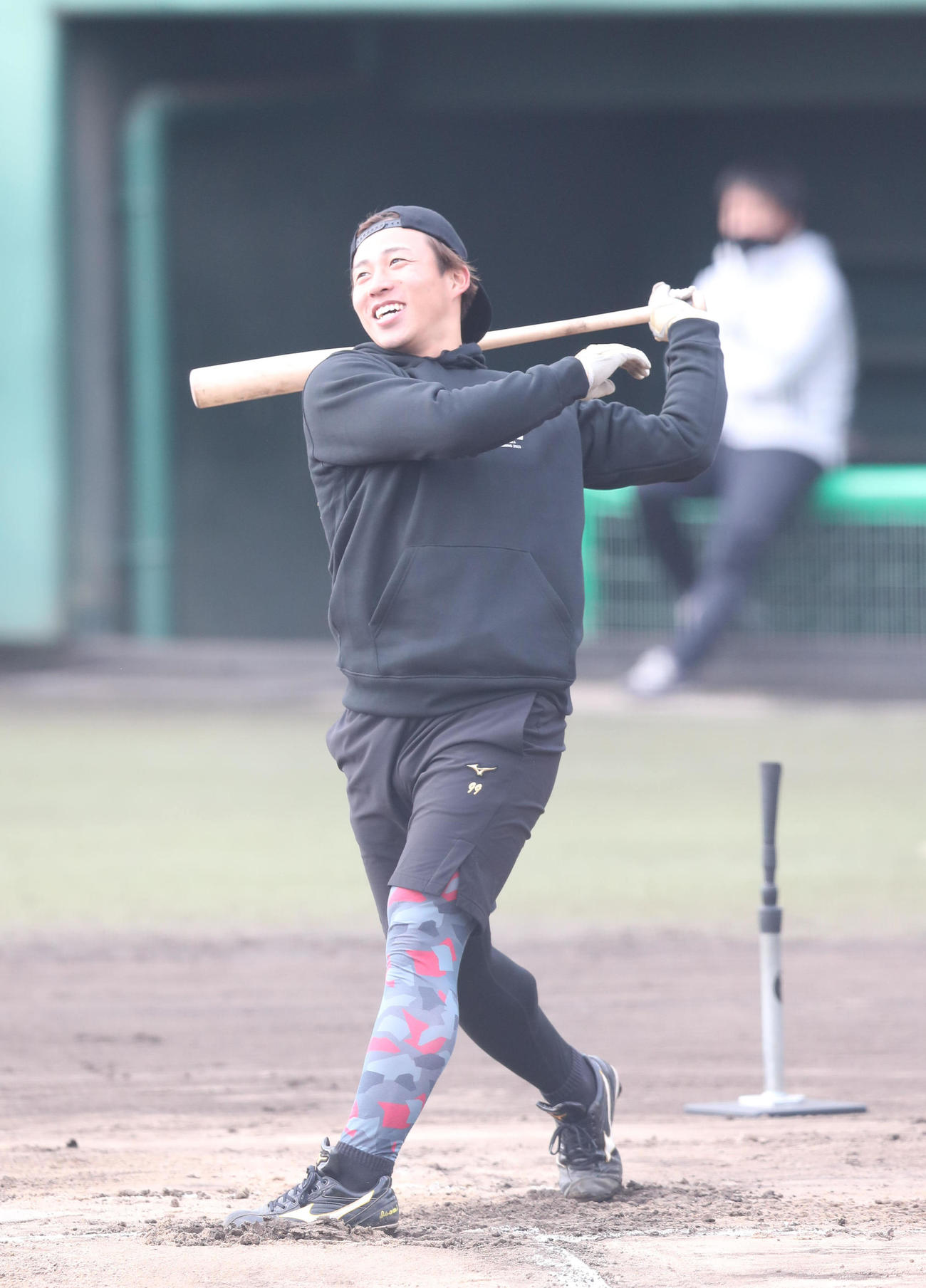打撃練習を行う野村勇（撮影・梅根麻紀）