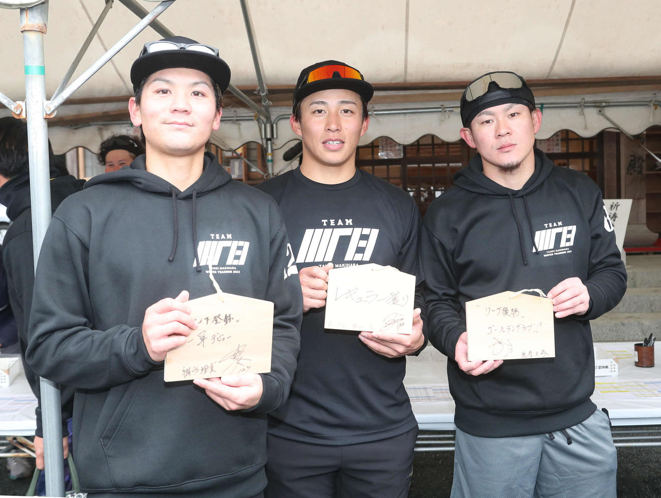 絵馬に今年の目標を書き入れた左から緒方、野村勇、牧原大（撮影・梅根麻紀）