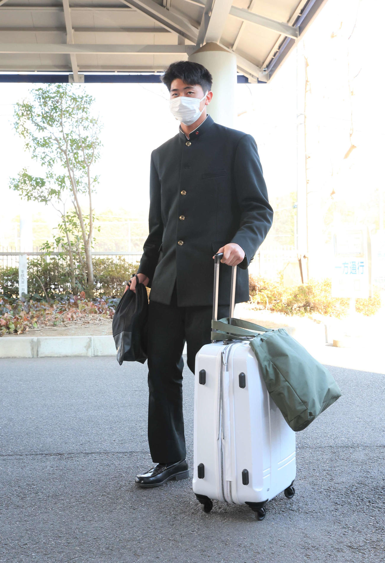 入寮する日本ハム安西（撮影・黒川智章）